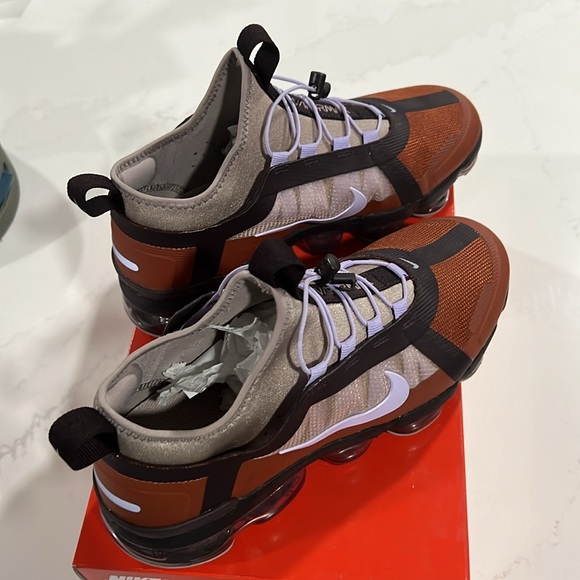 NEW WOMENS NIKE AIR VAPORMAX UTILITY Size 8 Cinnamon/Purple Agate-Burgundy Ash - Picture 6 of 17